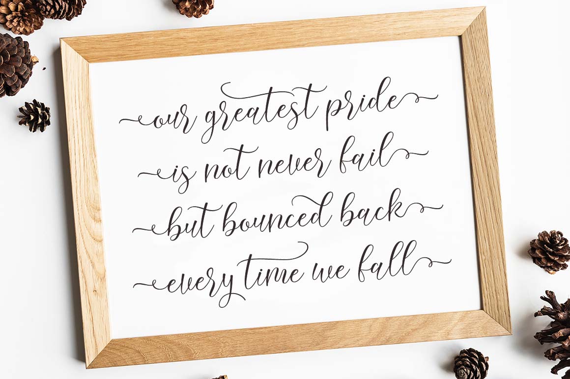 Lattoria script Font