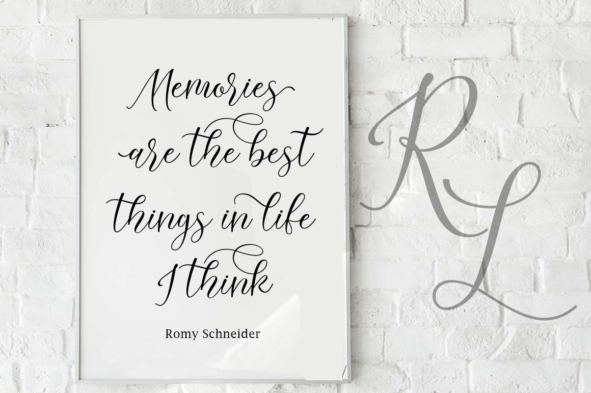 Lattoria script Font