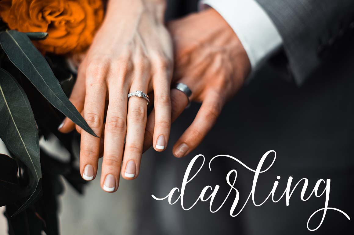 Lattoria script Font